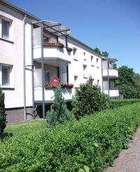 Wohnhaus der WG Lewitz mit Balkonen und Grünanlage